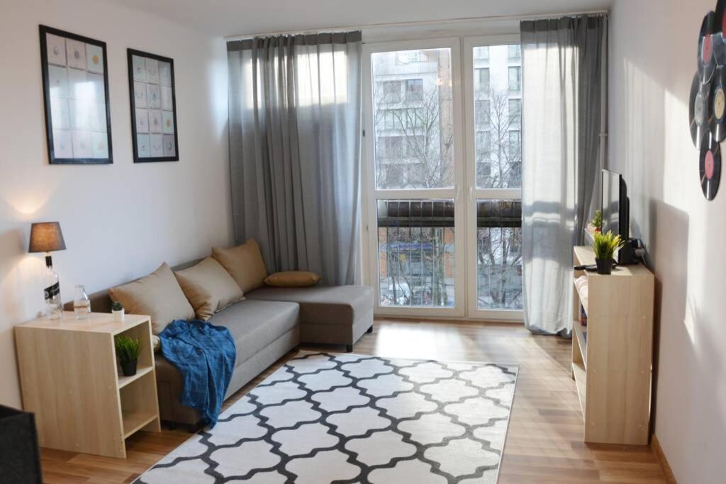 Ohmyhome - Park Mirowski Apartment ワルシャワ エクステリア 写真