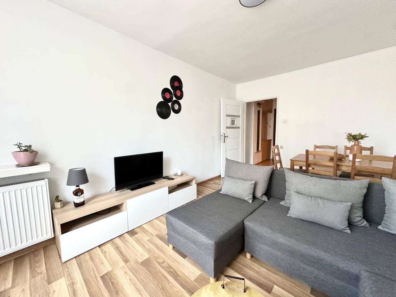 Ohmyhome - Park Mirowski Apartment ワルシャワ エクステリア 写真